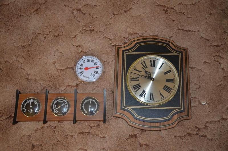 lot 97 image: Weather station - humidity, barometer, temper...