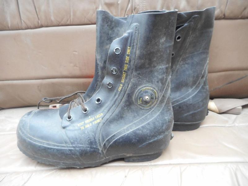 lot 33 image: Black MM Boot With Valve