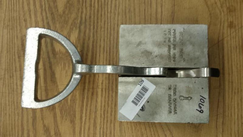 lot 109 image: Bear Paw Model No. 400, Handle Carry Magnet...