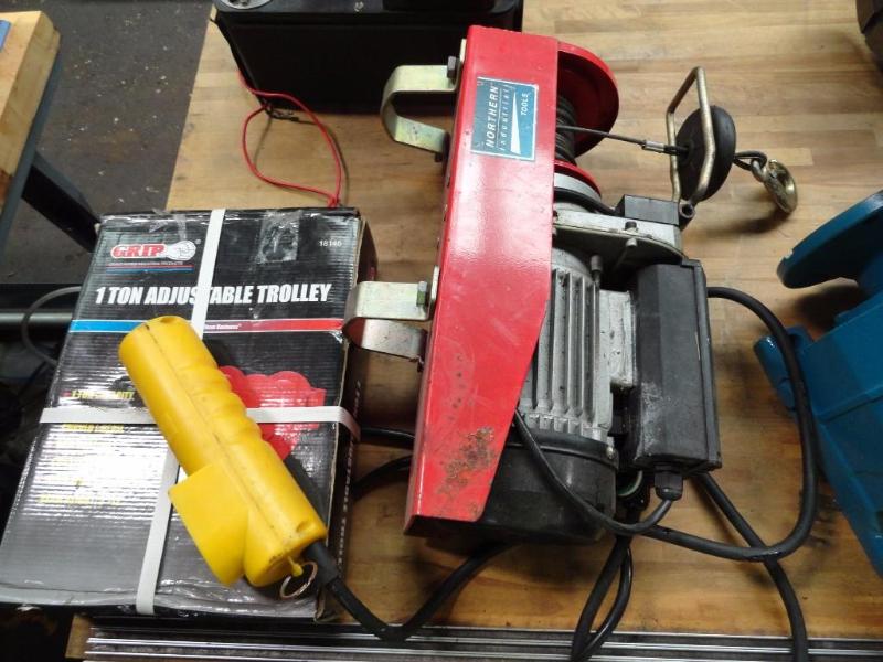 lot 219 image: Northern Tools Electric Hoist, 1100 Lb Capaci...