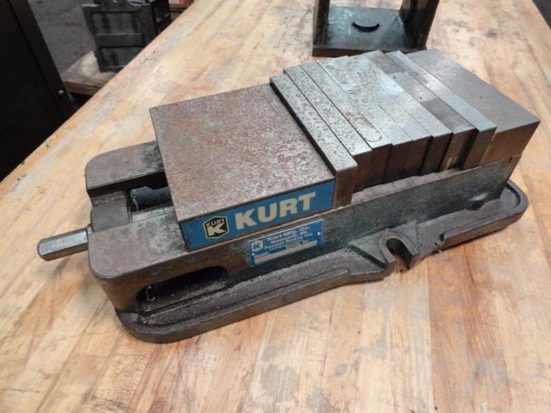 lot 301 image: Kurt Model D675. 6" Precision Machine Vi...