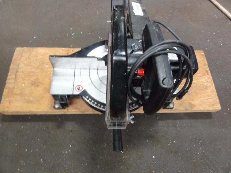 lot 451 image: Black & Decker WoodChop Saw 10" Ser...