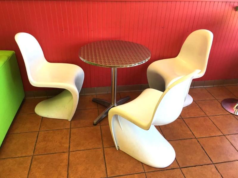 lot 277 image: Table 27.5&quotdiameter and 3 white chairs...