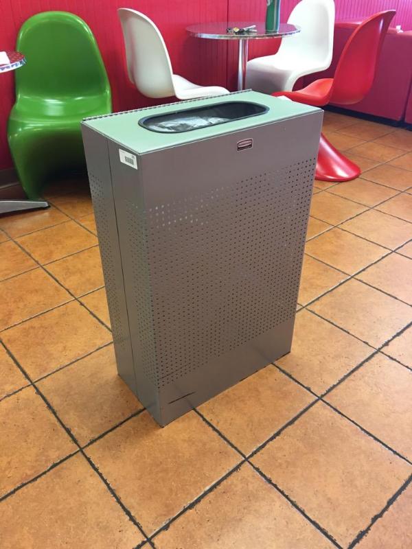 lot 285 image: Rubbermaid commercial products trash can 10&q...