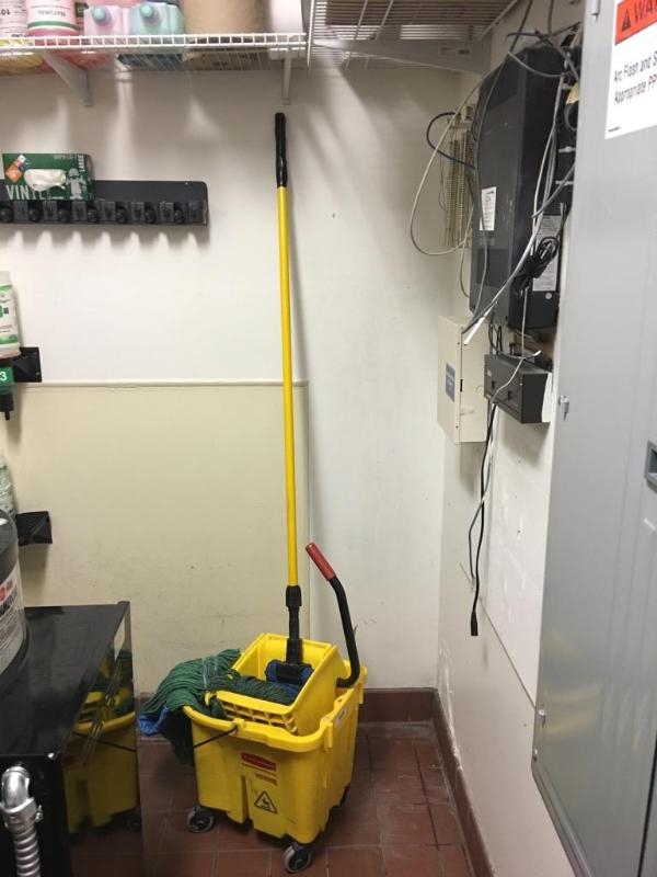 lot 313 image: Rubbermaid wave break mop bucket and mop. ...