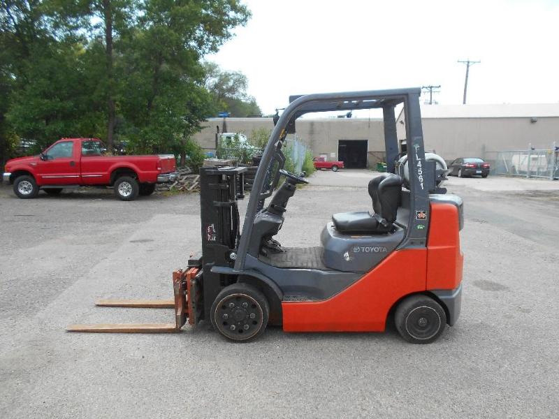 lot 2 image: Toyota 8FGCU25 Forklift. New Tank. Runs and Lifts.