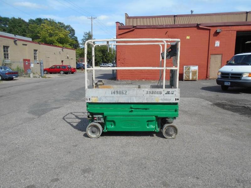 lot 3 image: JLG 1930 ES Scissorlift. 300 Hours. Runs, Drives and Lifts.
