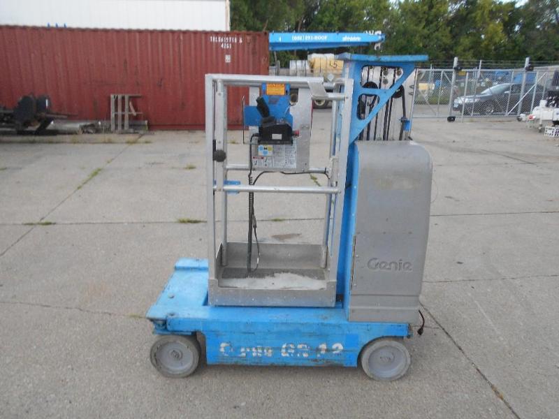 lot 6 image: 2006 Genie GR-12 Runabout Electric Boom Lift. Works.