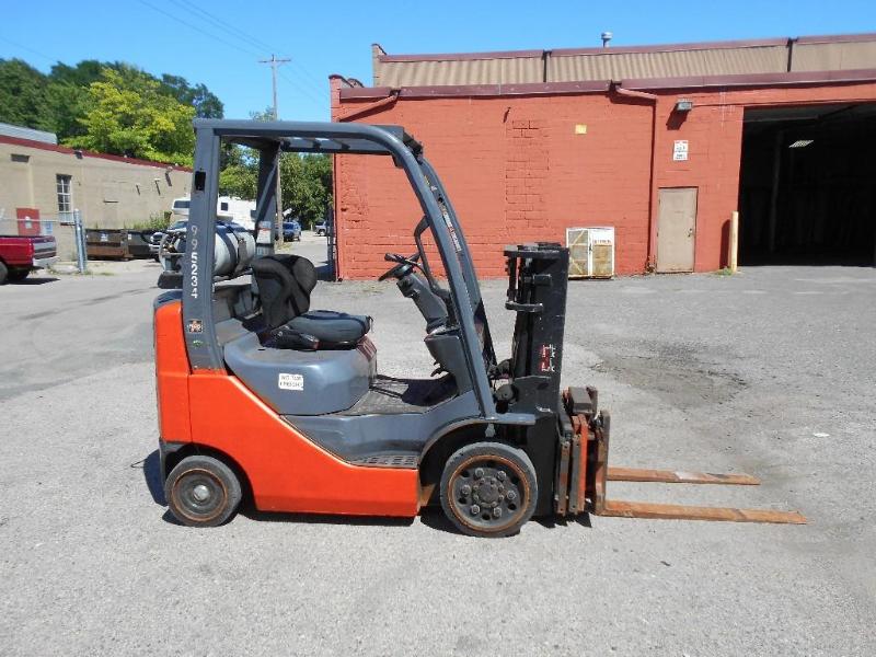 lot 1 image: Toyota 8FGCU20 Forklift. Works. 4000lb.