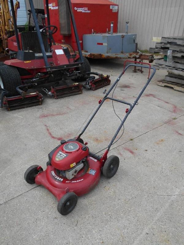 lot 28 image: Craftsman Push Mower. 6.75 HP. 21 Cut.