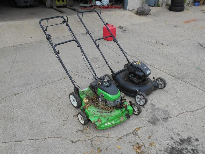lot 29 image: 2 Push Lawn Mowers
