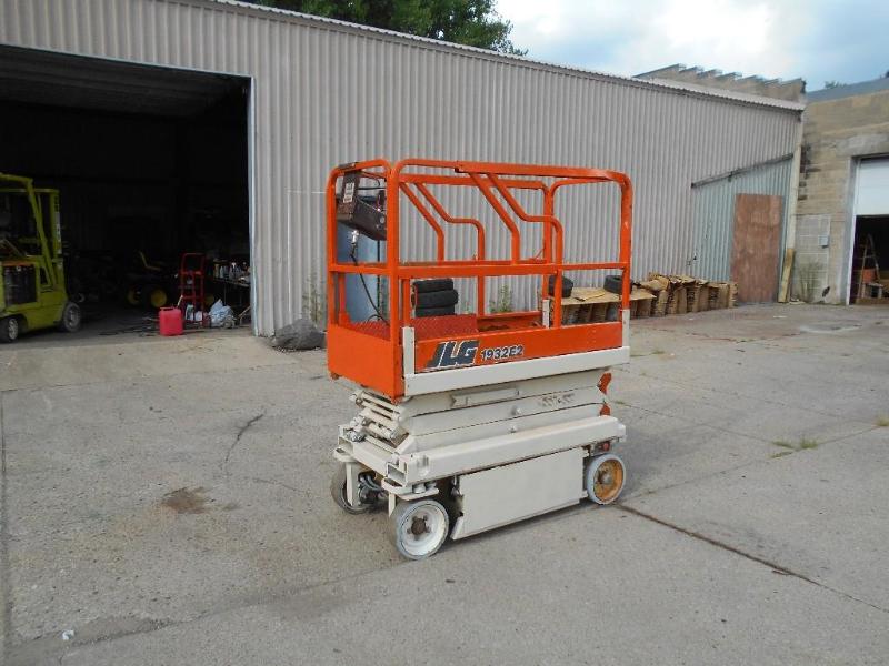 lot 3 image: JLG 1932 E2 Scissorlift. Runs.