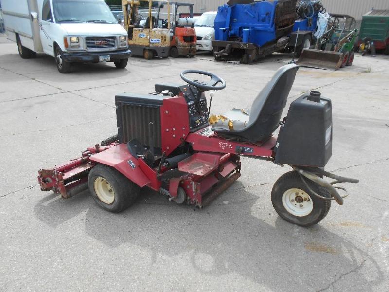 lot 5 image: Toro Reelmaster 216-D Triplex ReelLawn Mower. Works.
