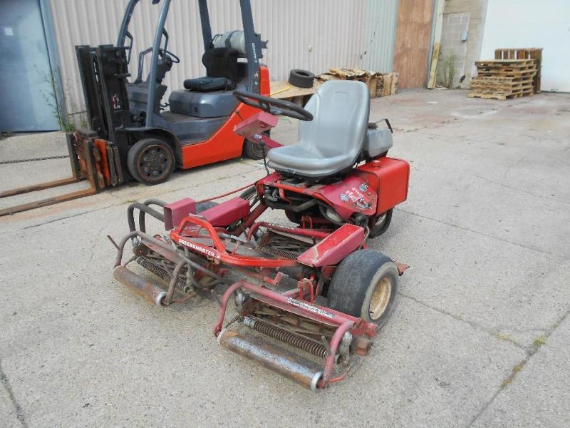 lot 6 image: Toro Greensmaster Reel Lawnmower. Starts, Runs and Drives