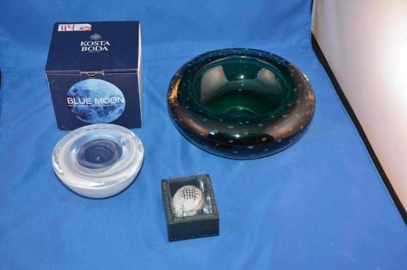 lot 114 image: Glass - Blue Moon Kosta Boda swirl blue glass...