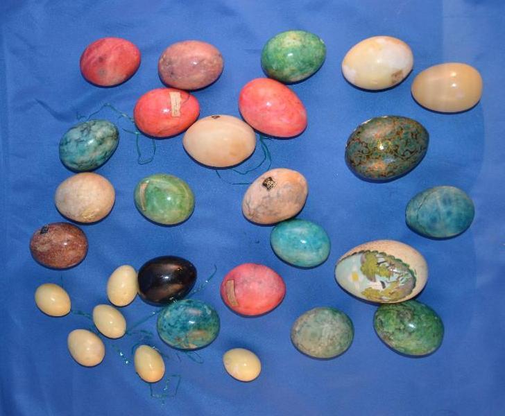 lot 134 image: Stone Easter eggs made in Italy ranging in si...