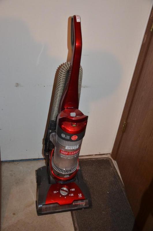 lot 153 image: Hoover vacuum UN71230, powers up...