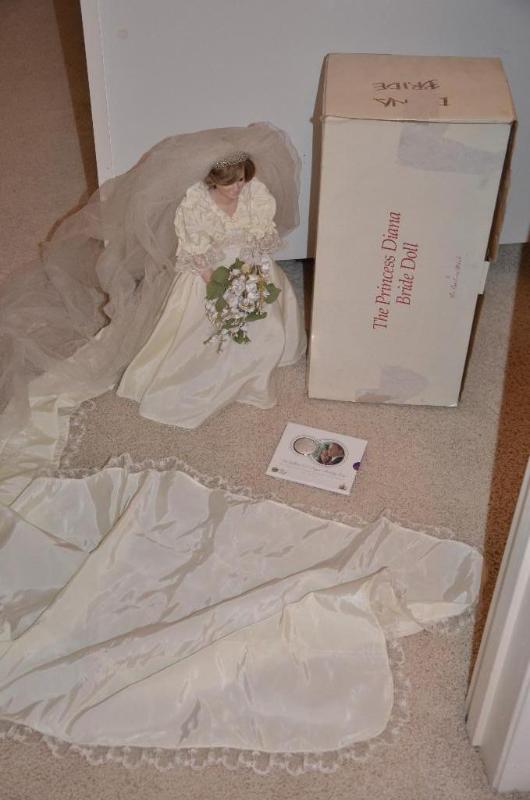 lot 173 image: Danbury Mint Princess Diana Bride Doll in ori...