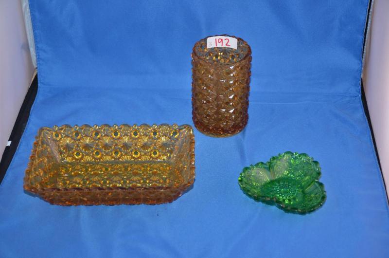lot 192 image: Amber & Green Daisy & Button&nbspgla...