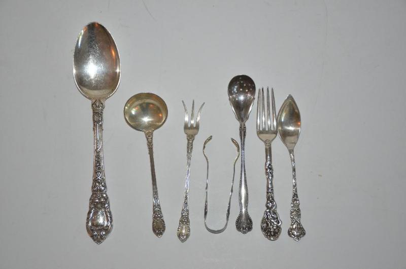 lot 21 image: Sterling silver set. The longest spoon is 9&q...