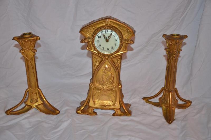 lot 216 image: Vintage metal wind up clock by New Haven Cloc...