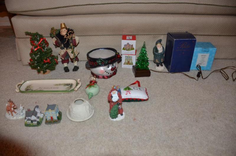 lot 237 image: Christmas Decor collectibles - Pipka Reflecti...