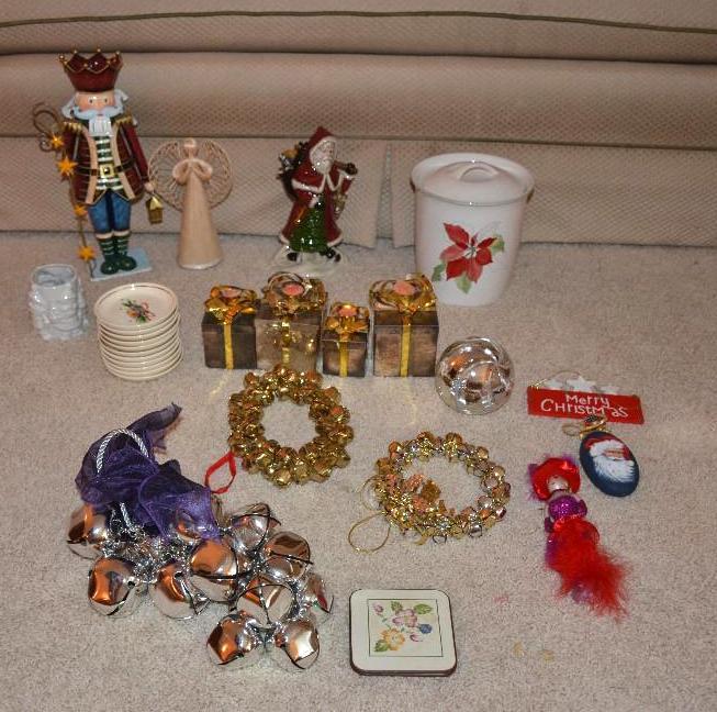 lot 238 image: Christmas decor - Cookie jar Block Bernarda P...