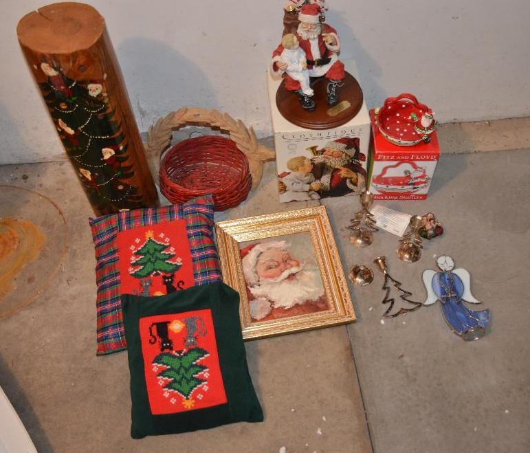 lot 246 image: Christmas decor - Fitz & floyd basket, Ch...