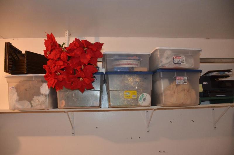 lot 247 image: 6 tubs of Christmas decor - Fitz & Floyd ...