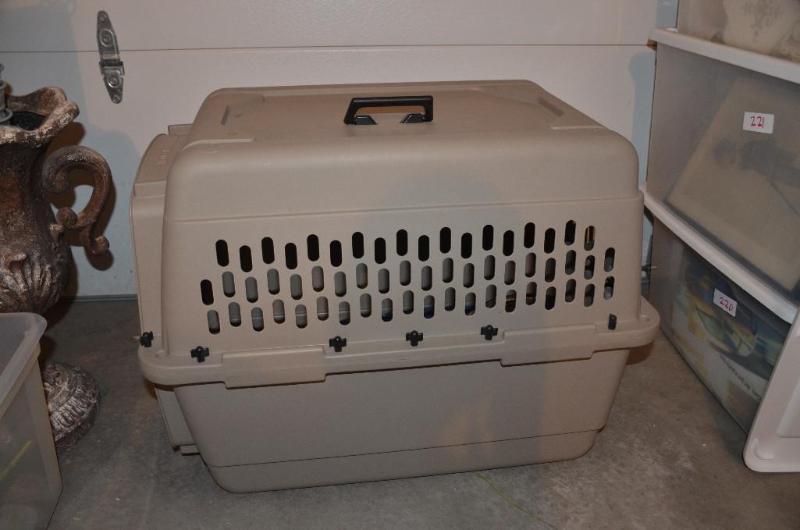 lot 267 image: Great Choice pet carrier 24" long...