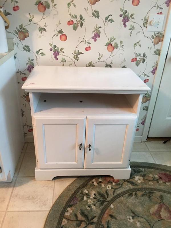 lot 290 image: White 2 door cabinet(in kitchen)...