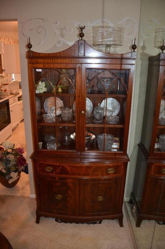 lot 3 image: Landstrom Furniture Wood hutch with glass doo...