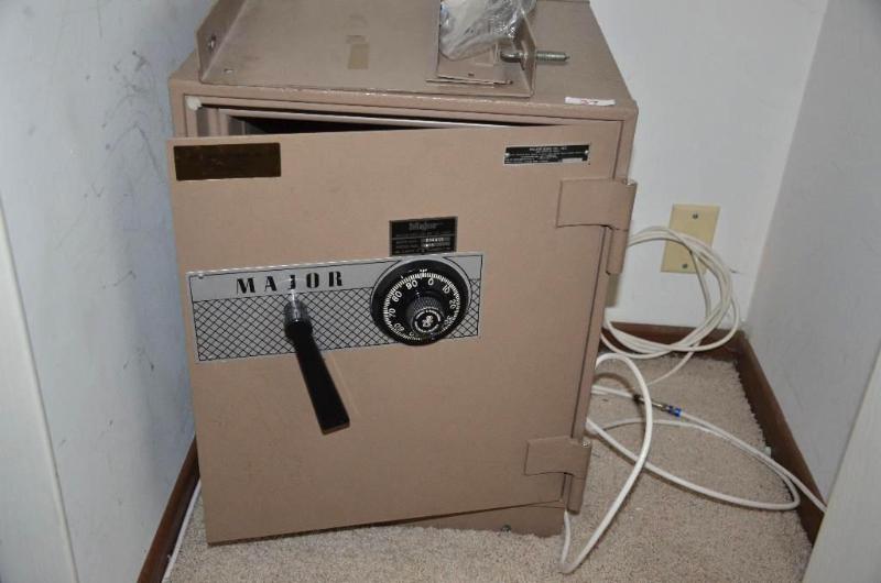 lot 37 image: Major combination safe model 1512 16x16x22&qu...
