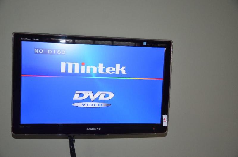 lot 44 image: Samsung TV model P2370HD1 with wall bracket. ...