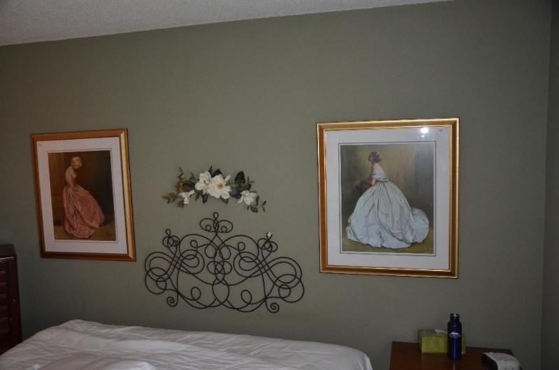 lot 50 image: Metal wall decor 42x25" & flowers 25...