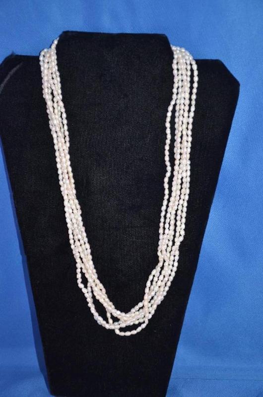 lot 71 image: Pearl necklace...