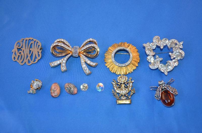 lot 85 image: Gold filled 12k gold broach with two Ws on i...
