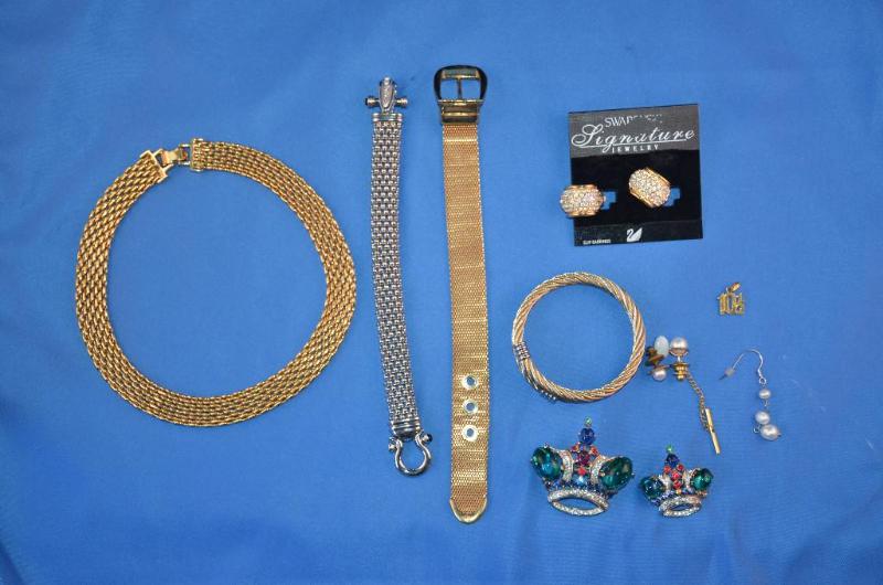 lot 90 image: Jewelry