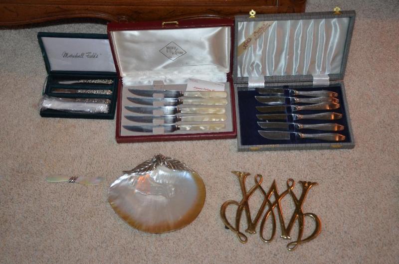 lot 98 image: Sea shell dish & butter knife set, Marsha...