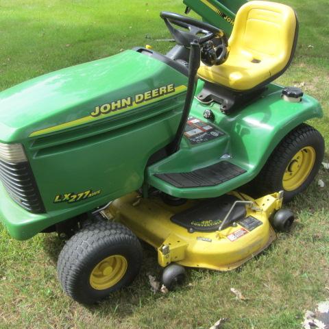 lot 1 image: John Deere 17hp Lawn Tractor