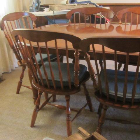 lot 101 image: Beautiful Dining Table & Chairs