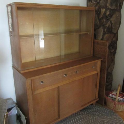 lot 102 image: Sideboard Hutch