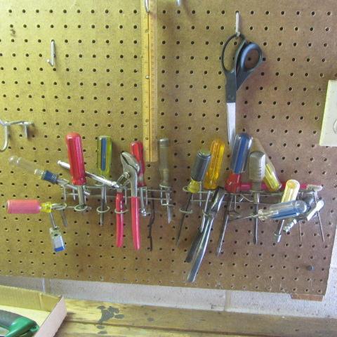 lot 11 image: Screwdrivers, Cutter, Pliers
