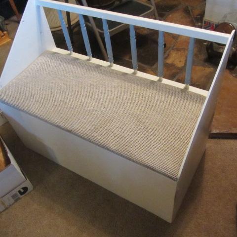lot 112 image: Childs Toy Bench