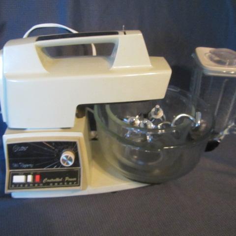 lot 122 image: Oster Kitchen Center