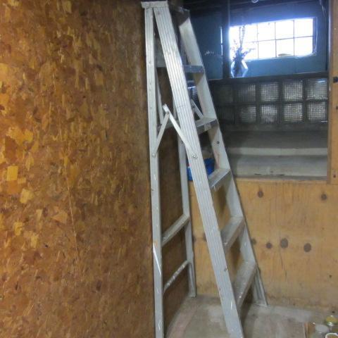 lot 188 image: Aluminum Step Ladder
