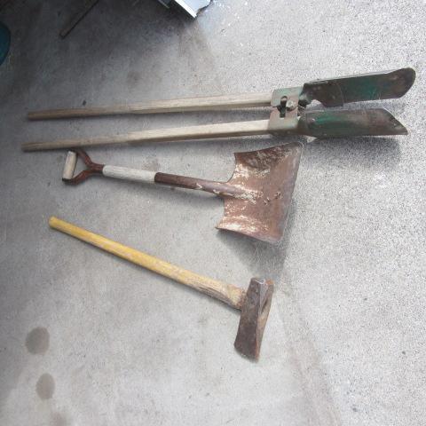 lot 33 image: Post Hole Digger, Shovel Maul