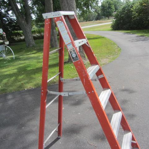lot 59 image: Fiberglass Step Ladder
