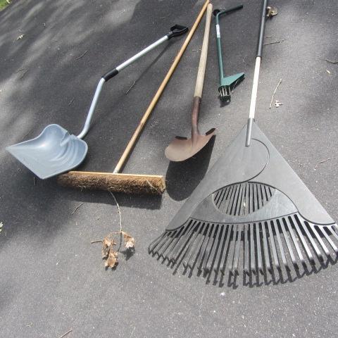 lot 60 image: Yard & Garden Tools