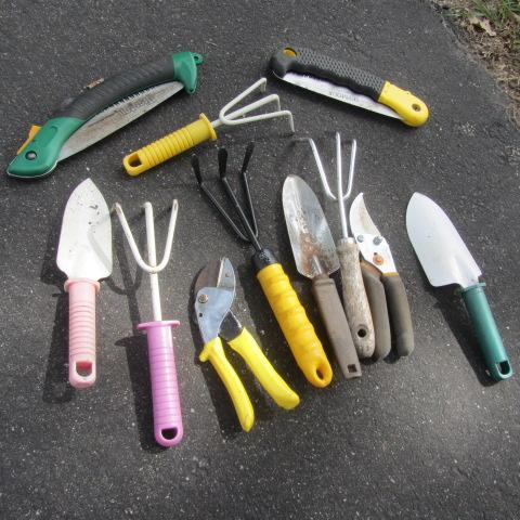 lot 64 image: Saws & Garden Hand Tools